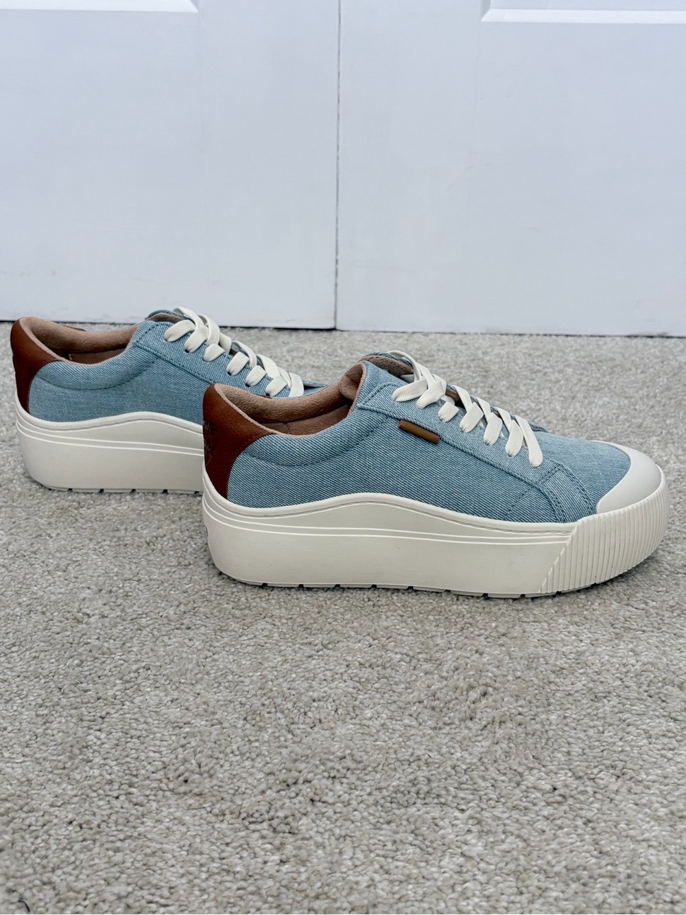 BRAND NEW Wrangler Light Blue Canvas Low-Top Sneakers with Cream Laces